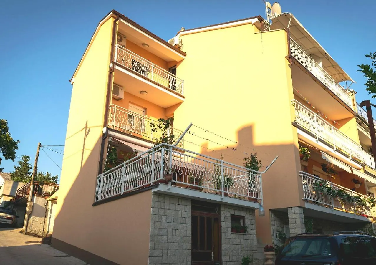 Apartmani Crikvenica 30091 - Mandekic 0*,  Croatia